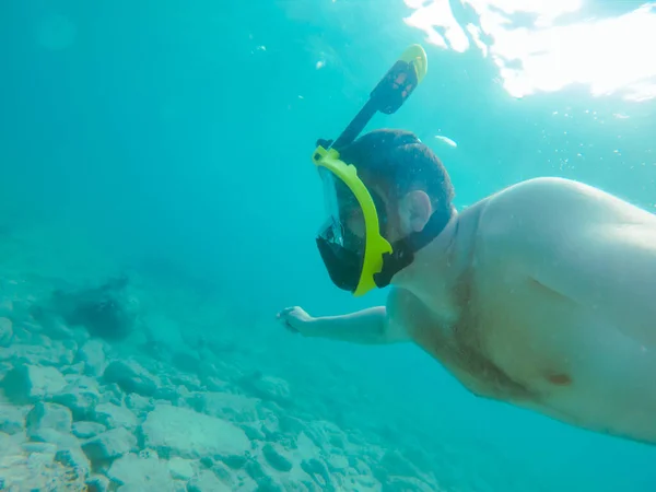 Uomo Con Maschera Snorkeling Subacqueo Estate Mare Vacanza Limpida Acqua — Foto Stock