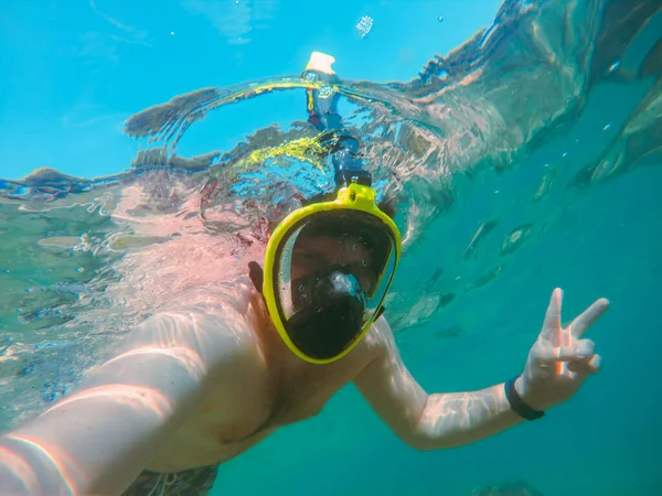 Человек Маской Подводного Плавания Водой Летний Отдых Море Прозрачная Вода — стоковое фото