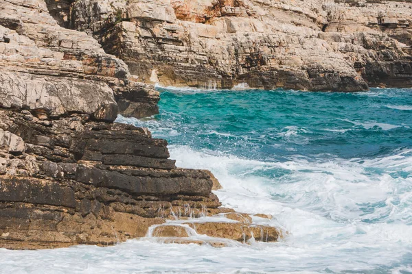 Vista Olas Rocosas Junto Mar Con Espuma Blanca Espacio Copia — Foto de Stock