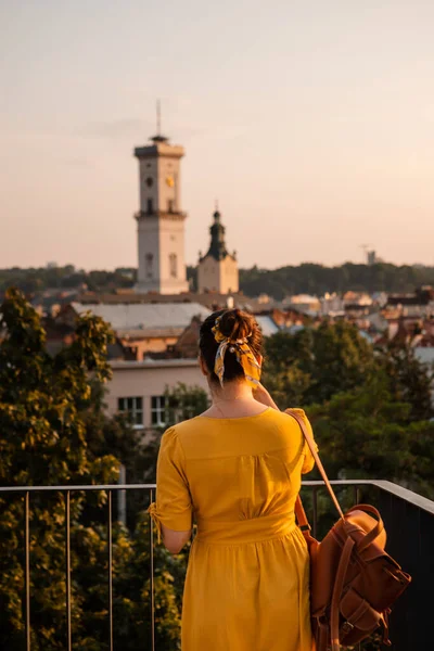 Turista Mulher Olhando Para Cidade Pôr Sol Partir Deck Observação — Fotografia de Stock