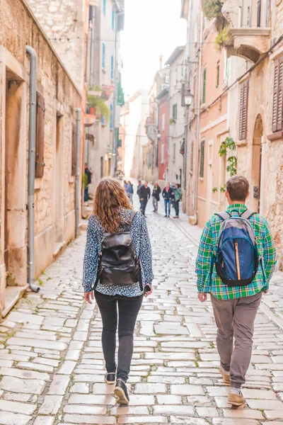 Pár Turista Hátizsákkal Séta Régi Utcák Rovinj Város Horvátország Nyári — Stock Fotó