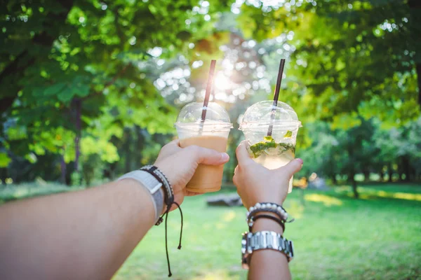 Een Paar Handen Die Beker Vasthouden Met Een Verkoelend Drankje — Stockfoto