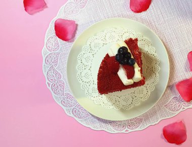 Beyaz tabakta çilekli pasta 