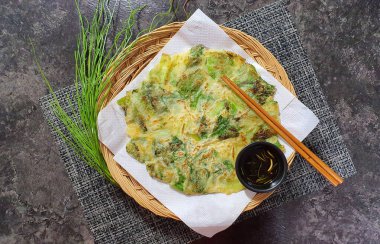  Tahta sepette Kore usulü kızarmış sebzeli krep.