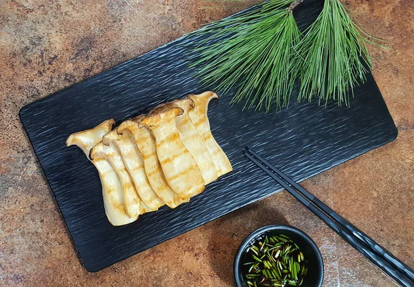 Siyah bir tabakta ızgara Kral İstiridye Mantarı
