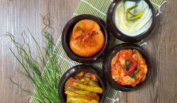Geleneksel yemeklerde farklı Kore kimchi çeşitleri. 
