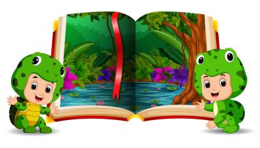 kitap ve kostüm giyen çocuklar ormanda