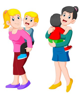 İki mutlu anne çocuğunu kucağında tutuyor.