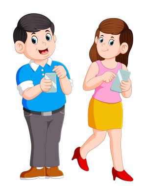 Genç çift akıllı telefonlarını kullanmakla meşgul.