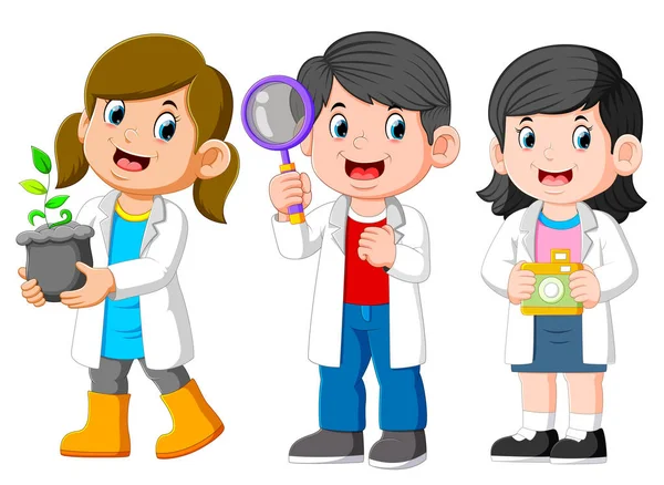 Tři děti vědec na sobě bílé laboratorní plášť a držení sazenice, lupa, fotoaparát — Stockový vektor