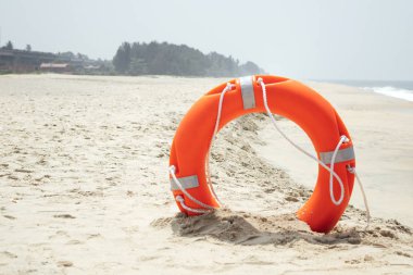 Turuncu Şamandıra kumsalda duruyor, Alleppey, Hindistan 'da güneşli bir gün.