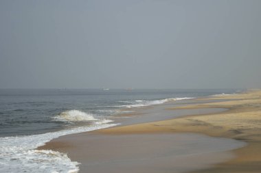 Kumsal ve mavi deniz manzarası mavi gökyüzü, dalgalar, Kerala, Hindistan 'da iddia edilen kıyılar, arka plan