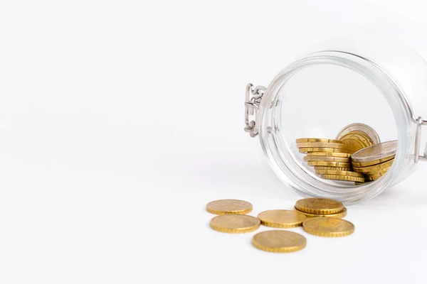 Glasgefäß mit goldenen Münzen auf weißem Hintergrund. Konkurskonzept. — Stockfoto