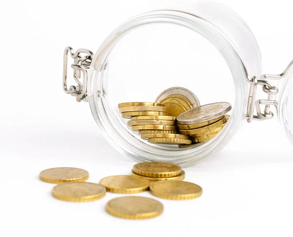 Glasgefäß mit goldenen Münzen auf weißem Hintergrund. Konkurskonzept. — Stockfoto