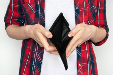 Delikanlı boş cüzdanı açtı. İflas kavramı.