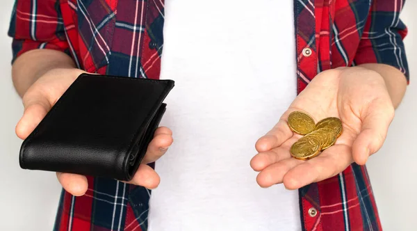 Les jeunes tiennent un portefeuille vide et les dernières pièces. Concept de faillite . — Photo