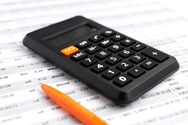 Muhasebe işi konsepti. Finansal rapor arka planında kalem ile yakın çekim hesap makinesi.