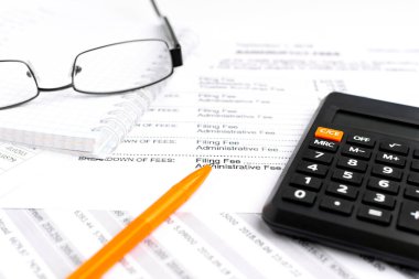 Finansal konsept. Finansal raporda kalem, hesap makinesi ve gözlükleri kapat.