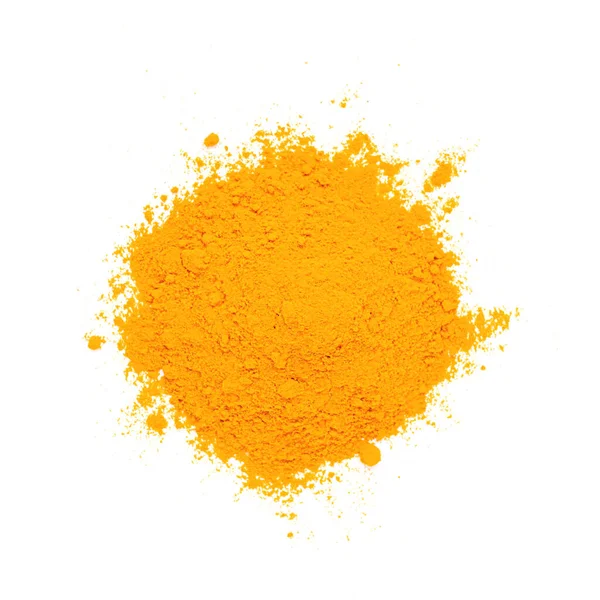 Üst görünüm izole edilmiş zerdeçal tozu yığını.