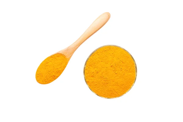 Curcuma in polvere in ciotola di vetro e cucchiaio di legno isolato su sfondo bianco . — Foto Stock