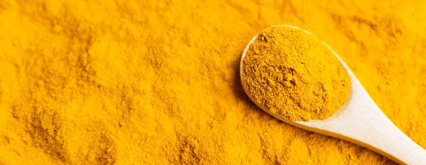 Ahşap kaşıkta yakın çekim zerdeçal tozu dağınık sokağa çıkma yasağı arka planında, afiş.