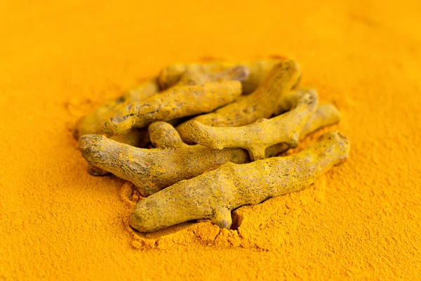 Zerdeçal ya da sokağa çıkma yasağı kökleri ve toz. Sağlıklı gıda konsepti.