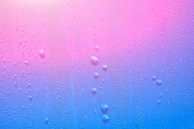 Pencere camına yoğunlaşma ile ıslak. Yüksek nem ile doğal arka plan