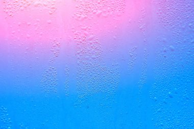 Pencere camına yoğunlaşma ile ıslak. Yüksek nem ile doğal arka plan