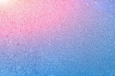 Pencere camına yoğunlaşma ile ıslak. Yüksek nem ile doğal arka plan