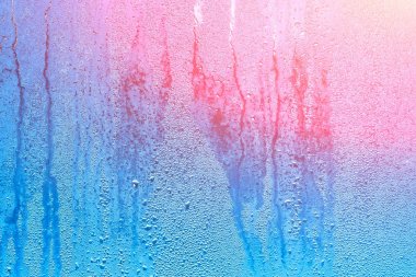 Pencere camına yoğunlaşma ile ıslak. Yüksek nem ile doğal arka plan
