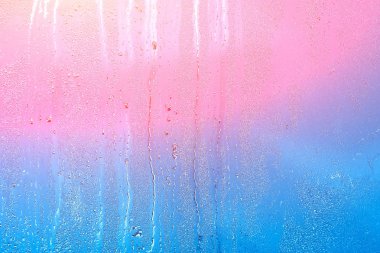 Pencere camına yoğunlaşma ile ıslak. Yüksek nem ile doğal arka plan