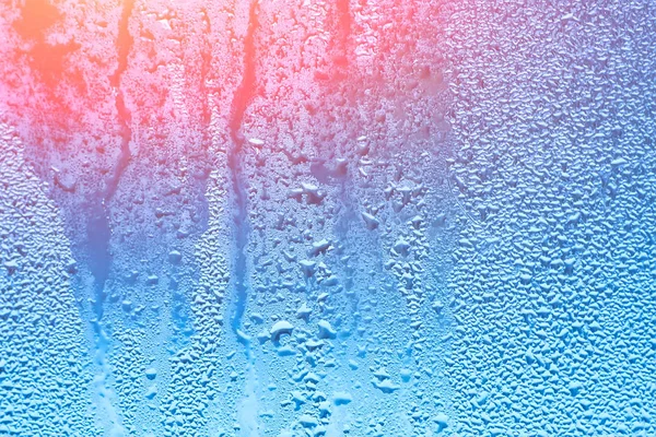 Janela molhada com condensação no vidro. Fundo natural com alta umidade — Fotografia de Stock