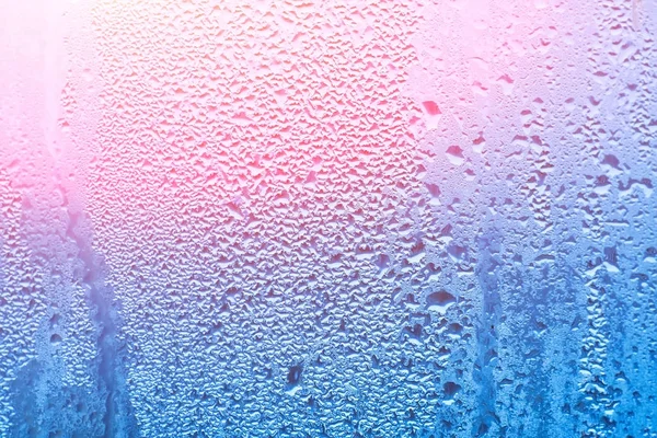 Fenêtre humide avec condensation sur le verre. Fond naturel avec une humidité élevée — Photo