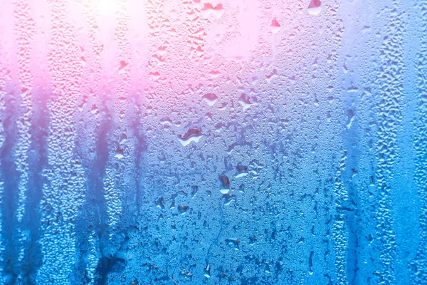 Janela molhada com condensação no vidro. Fundo natural com alta umidade — Fotografia de Stock
