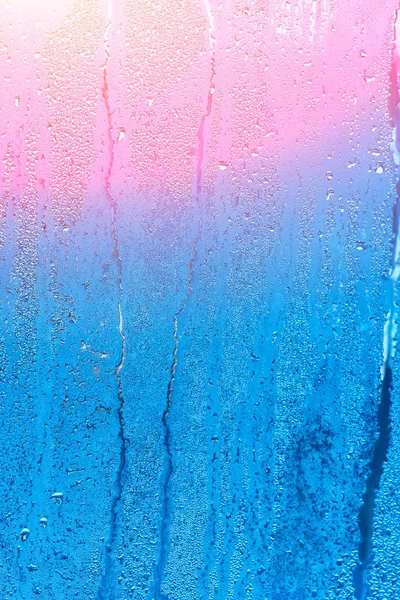 Finestra bagnata con condensa sul vetro. Fondo naturale con elevata umidità — Foto Stock