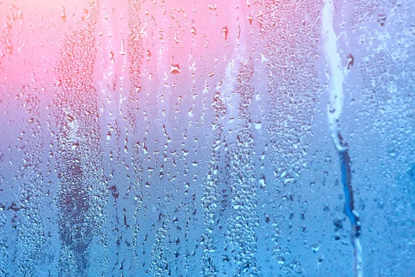 Fenêtre avec condensat ou vapeur après forte pluie, grande texture ou fond avec éblouissement de lumière — Photo