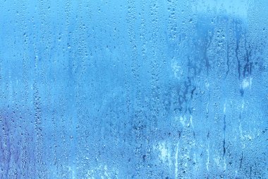 Doğal mavi sularına açılan arka camına