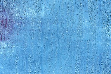 Pencere cam yoğunlaşma yüksek nem, büyük damlacıkları akış aşağı, soğuk sesi ile. Doğal su açılan arka plan