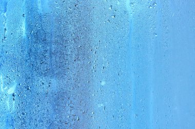 Doğal su açılan arka plan. Pencere cam yoğunlaşma yüksek nem, büyük damlacıkları akış aşağı, soğuk sesi ile. Toplama ve aşağı akış