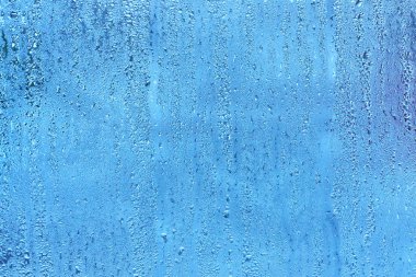 Doğal mavi sularına açılan arka camına