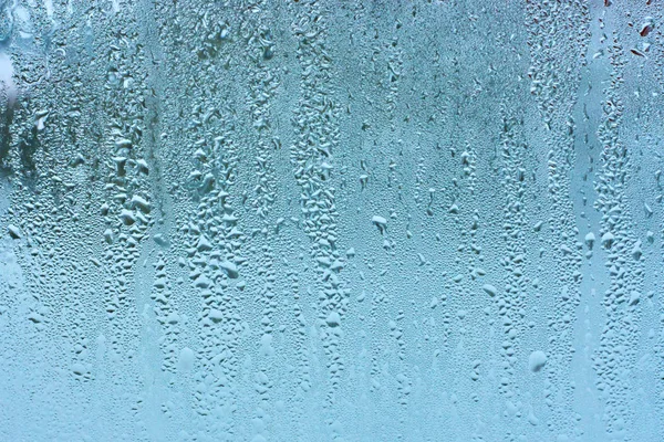 窓からす結露湿度の高い 大きな液滴流 冷たいトーン 天然水ドロップ バック グラウンド — ストック写真