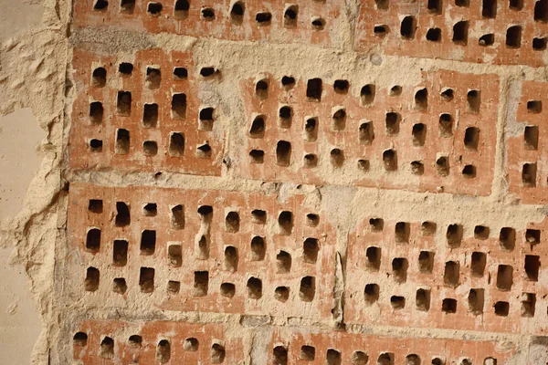 Fondo grande de la pared de ladrillo rojo-naranja con pequeños agujeros. Vint. —  Fotos de Stock