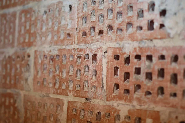 Fondo grande de la pared de ladrillo rojo-naranja con pequeños agujeros. Vint. —  Fotos de Stock