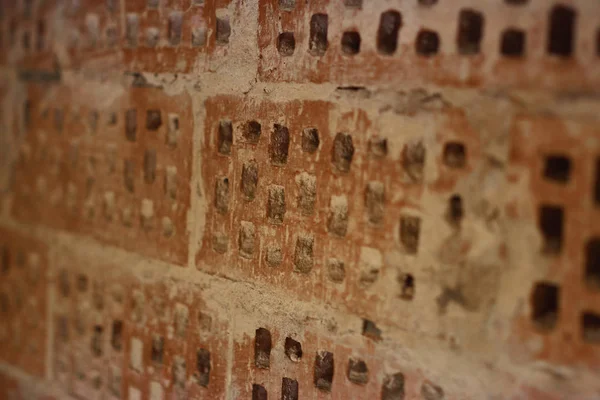 Grand vieux fond de mur de brique rouge-orange avec de petits trous. M. Vint — Photo