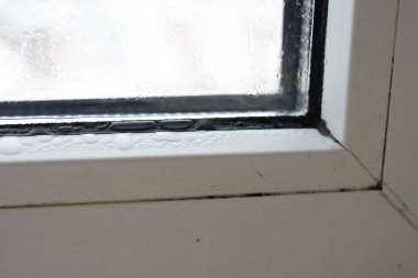 Şeffaf yoğunlaşma sisli, plastik pencere, vav damlaları