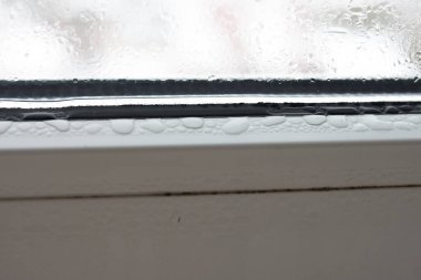 Şeffaf yoğunlaşma sisli, plastik pencere, vav damlaları