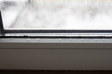 Şeffaf yoğunlaşma sisli, plastik pencere, vav damlaları