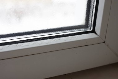Şeffaf yoğunlaşma sisli, plastik pencere, vav damlaları