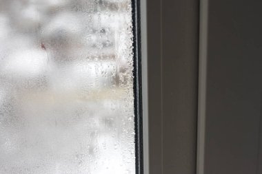Şeffaf yoğunlaşma sisli, plastik pencere, vav damlaları
