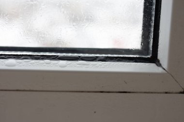 Şeffaf bir camda yüksek nem oranı var.